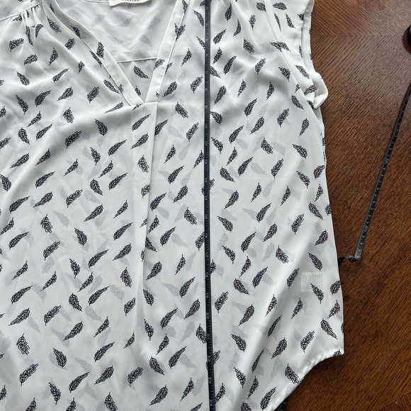 White and Black Feather Patterned Women's V-Neck Short Sleeve Blouse Sz M - Picture 8 of 9